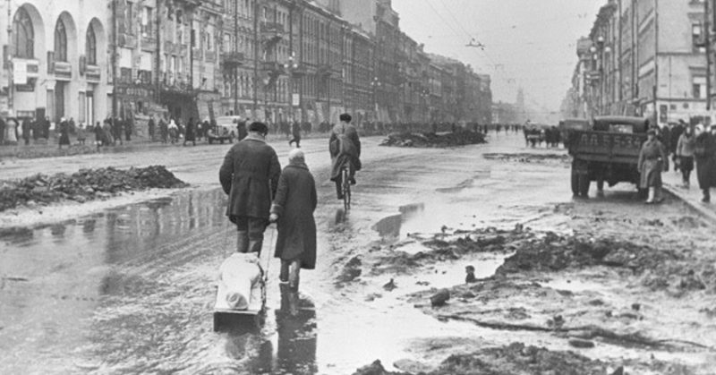 Leningradians on Nevsky avenue during the siege.  <a href=https://commons.wikimedia.org/w/index.php?curid=15579750>Photo Credit</a>