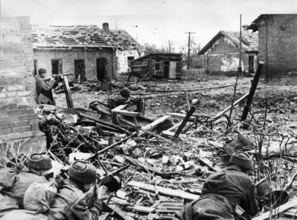 Soviet soldiers prepare to defend their position during the battle.