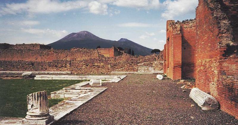 A view of Vesuvius, much different now than it was during the Spartacus revolt. drew - CC BY-SA 3.0