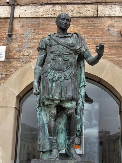 Modern statue of Julius Ceasar. By Georges Jansoone / CC BY-SA 4.0