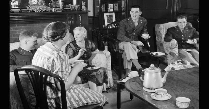 American officers from Oregon, New York and Chicago take tea in a house in Winchester, Hampshire in 1944. <a href=http://www.iwm.org.uk/collections/item/object/205201157>Photo Credit</a>