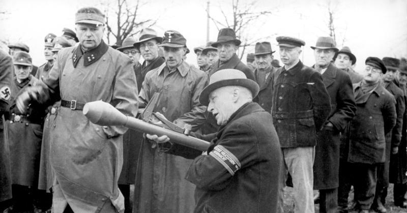 German troops being taught to use the Panzerfaust, 1945. <a href=https://commons.wikimedia.org/w/index.php?curid=5665346>Photo Credit</a>