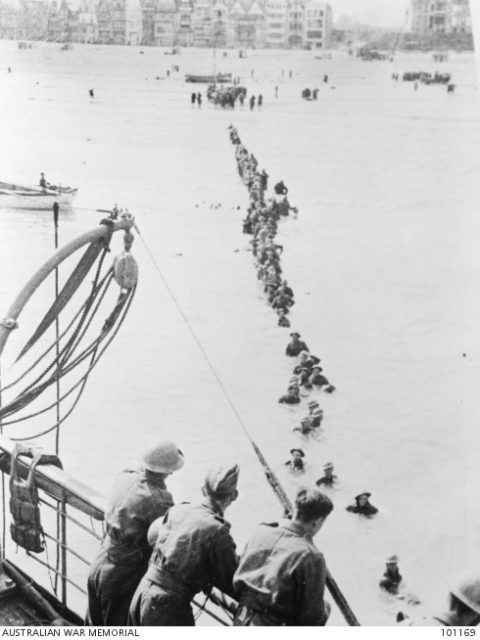 British troops fleeing Dunkirk in 1940