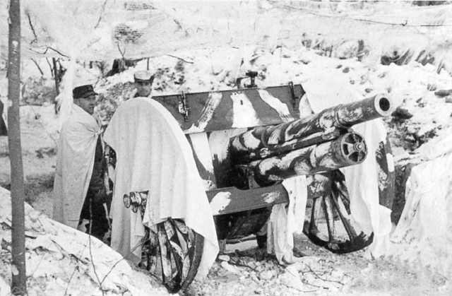 The most common Finnish artillery was a 76mm gun dating back to around the year 1902 (76 K 02). The gun stands camouflaged in the city of Viipuri in March 1940.