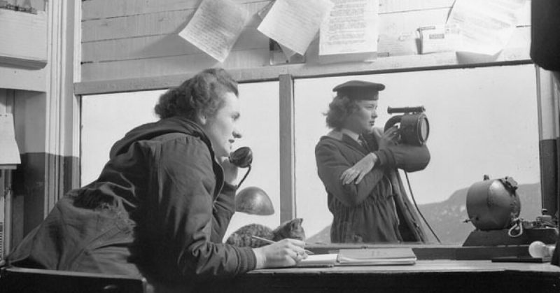Signallers of the Women's Royal Canadian Naval Service at work. <a href=https://www.flickr.com/photos/lac-bac/4679192128>Photo Credit</a>  