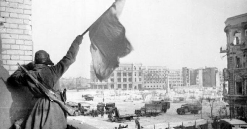 Soviet soldier waving the Red Banner at the Battle of Stalingrad in 1943. Bundesarchiv - CC-BY-SA 3.0