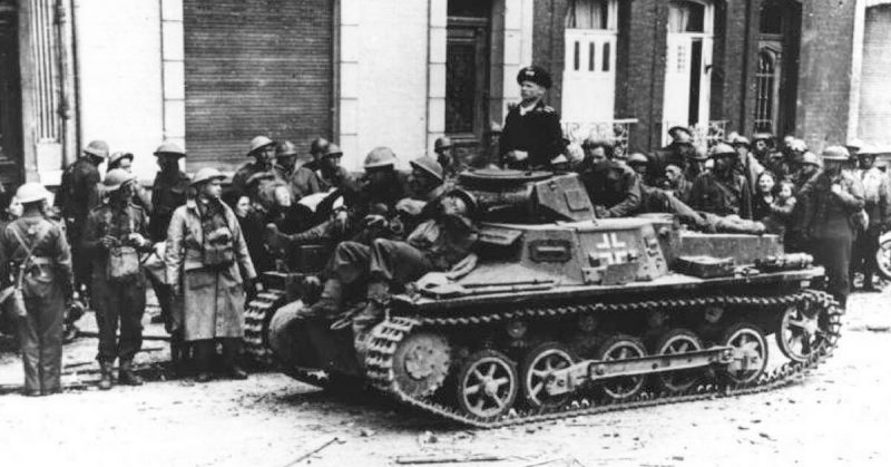 British prisoners of war with German tank in France, 1940. Bundesarchiv - CC BY-SA 3.0 de