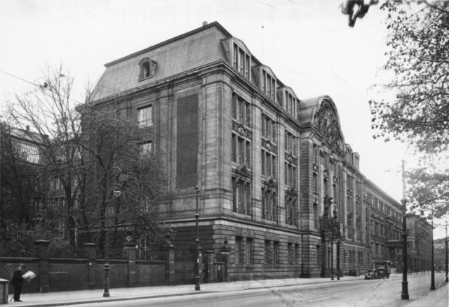 Zentralbild Berlin 1933 Der preußische Ministerpräsident hat die bisher den Polizeipräsidenten unterstehende politische Polizei zu einer selbständigen Behörde gemacht, und sie als Geheime Staatspolizei dem Reichssicherheitshauptamt unterstellt. UBz: den Sitz des Geheimen Staatspolizeihauptamtes in Berlin SW 11, Prinz-Albrecht-Straße 8.