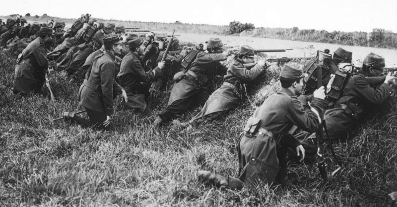 French soldiers waiting for assault, in a ditch in 1914. During the First Battle of the Marne.