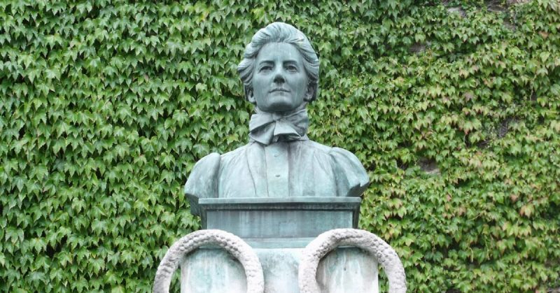 Memorial to Edith Cavell in the grounds of Norwich Cathedral. By Elliott Brown - CC BY 2.0