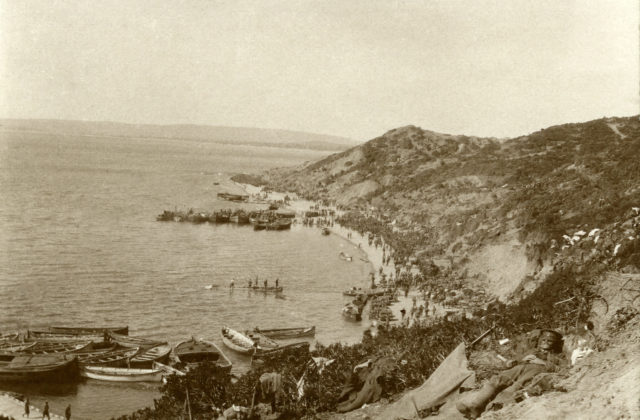 Landing troops at Gaba Tepe, Gallipoli (ANZAC Cove) 25 April 1915. Photo Credit