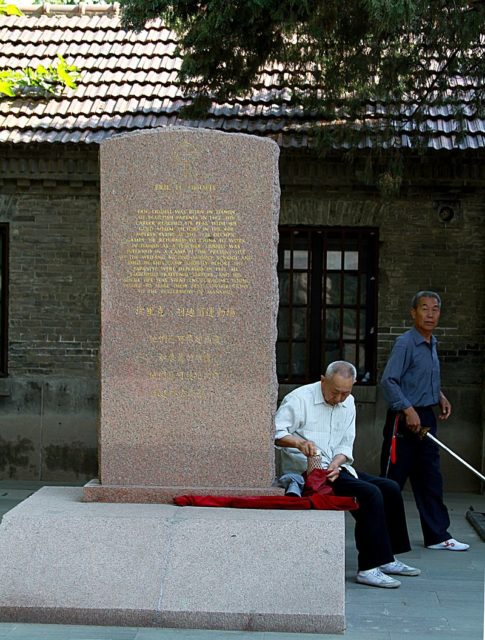 Monument to Eric Liddell on the grounds of the former Weihsien Internment Camp. By Rolfmueller – CC BY-SA 3.0