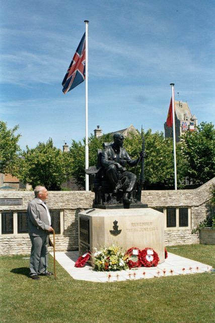 This is a photograph of the Green Howard Memorial at Crepon, Normandy. By Londonclanger – CC BY-SA 3.0