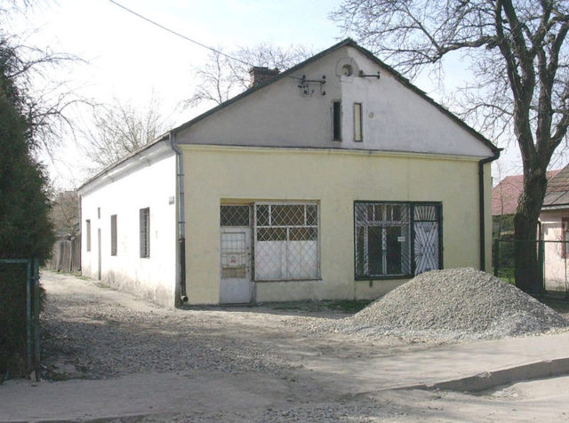 Remaining building of the prewar Rozwadów Synagogue. Janmad – CC BY-SA 2.5