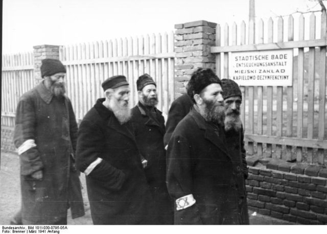Jewish men with armbands in the Radom Ghetto, March 1941. Bundesarchiv – CC BY-SA 3.0 de