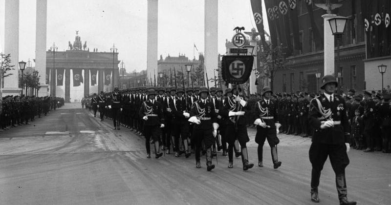 Nazi parade. <a href=https://commons.wikimedia.org/w/index.php?curid=5478648>Photo Credit</a>