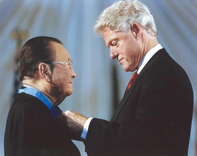 President William Jefferson “Bill” Clinton presenting Inouye with the Medal of Honor on June 21, 2000.