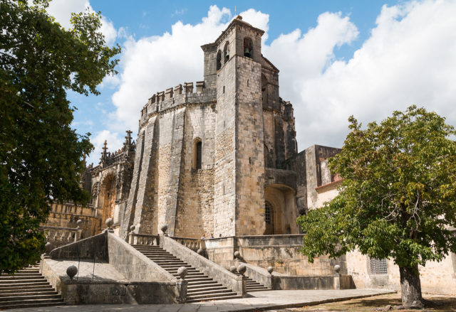 The ancient fortress-monastery of the Templars at Tomar, Portugal. By Daniel VILLAFRUELA. – CC BY-SA 4.0