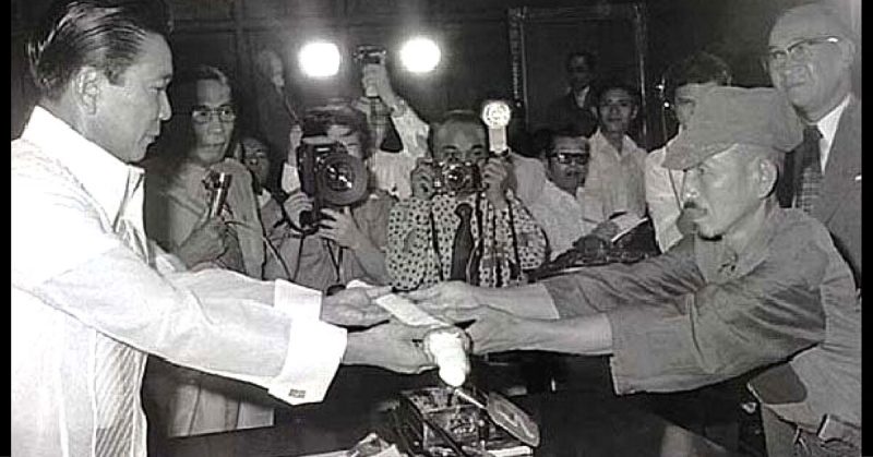 The dedicated soldier hands over his sword to the Philippine President in 1974. 