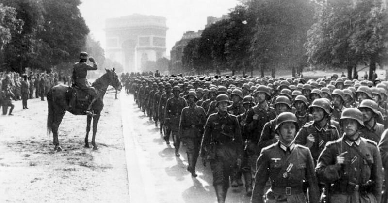 German soldiers in France near the Arc de Triomphe. By Bundesarchiv - CC BY-SA 3.0 de