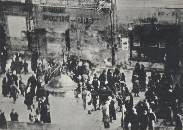 City inhabitants gathered at the place of street execution at Aleje Jerozolimskie.