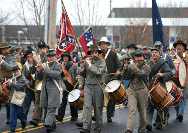 Reenactors portray confederate troops at Gettysburg, 2004. By David – CC BY 2.0