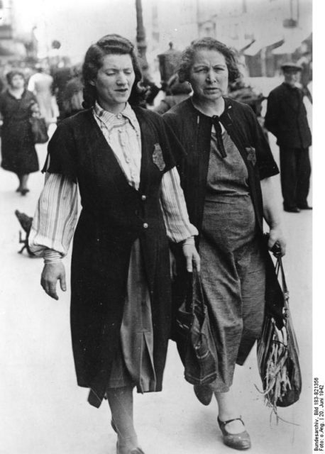 French Jewish women wearing the Star of David; By Bundesarchiv – CC BY-SA 3.0 de