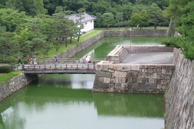 The Monumental Entrance to Nijo Castle, seat of the Shogunate in Kyoto. By Corpse Reviver – CC BY 3.0
