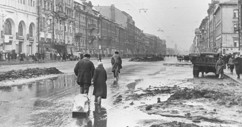 Siege of Leningrad. <a href=https://commons.wikimedia.org/w/index.php?curid=15579750>Photo Credit</a>