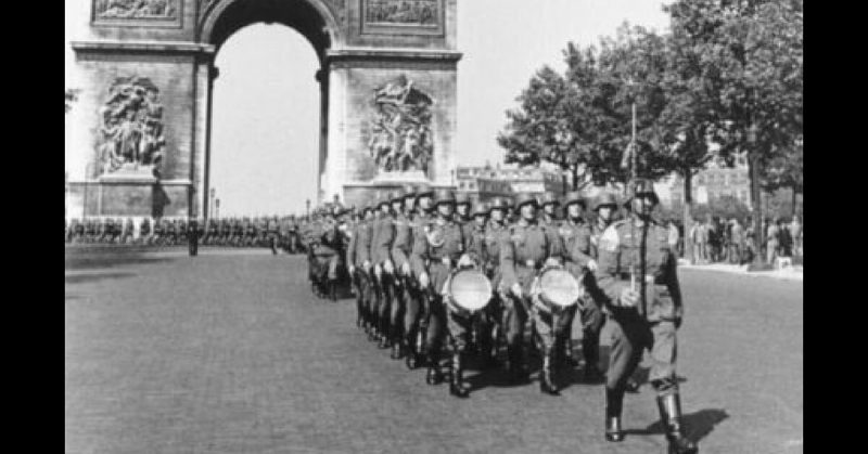 German soldiers marching by the Arc de Triomphe, Paris in June 1940.Photo: Bundesarchiv, Bild 101I-751-0067-34 / Kropf / CC-BY-SA 3.0