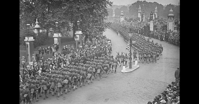 Column of American troops passing Buckingham Palace, London, 1917.
