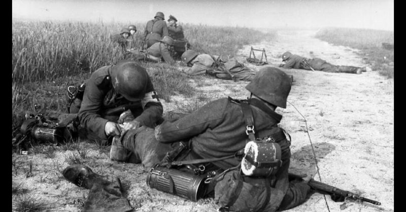 Wounded German soldiers in WW2. <a href=https://commons.wikimedia.org/wiki/File:Bundesarchiv_Bild_101I-054-1531-11,_Frankreich,_erste_Hilfe_f%C3%BCr_Verwundeten.jpg>Photo Credit</a>