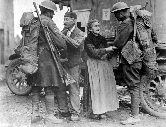 American soldiers liberate a French town in 1918.