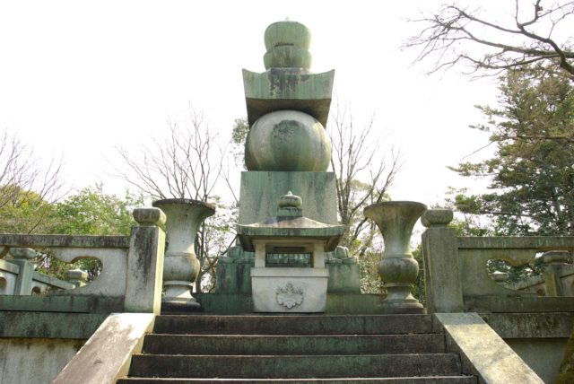 Mausoleum of Toyotomi Hideyoshi. By 名古屋太郎 – CC BY-SA 3.0