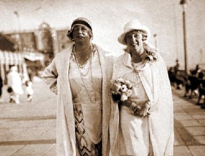 Kitty Schmidt (left) and her daughter in 1922;