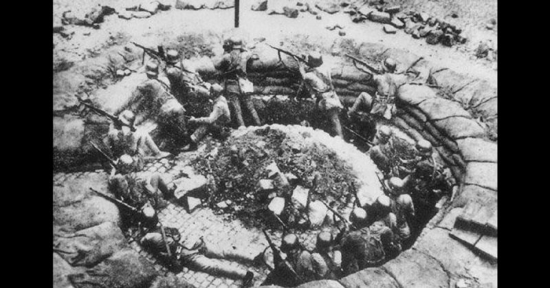 Chinese soldiers manning a machine gun nest in Shanghai during the 1937 Japanese invasion.