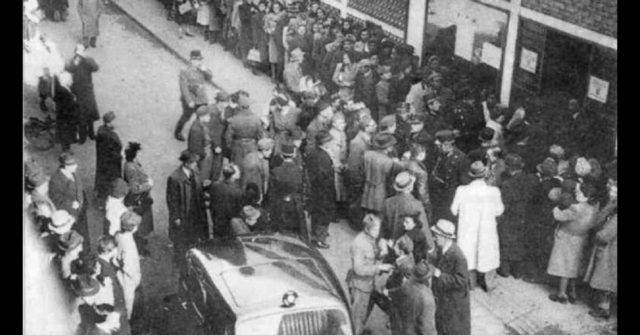 Jews lining up for Lutz’s Safe-Conduct papers at the Üvegház (Glass House) in Budapest, Hungary in 1944; By FORTEPAN / Archiv für Zeitgeschichte ETH Zürich / Agnes Hirschi – CC BY-SA 3.0