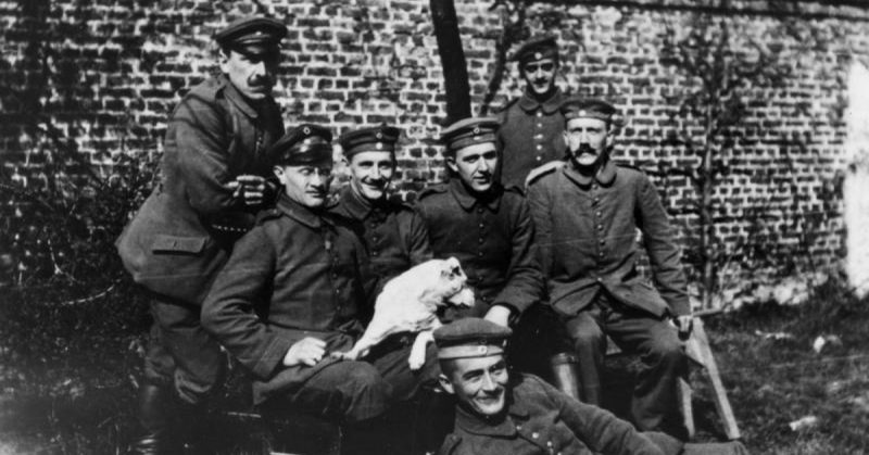 Hitler (far right, seated) with his army comrades of the Bavarian Reserve Infantry Regiment 16 (c. 1914–18). Photo: Bundesarchiv, Bild 146-1974-082-44 / CC-BY-SA 3.0.