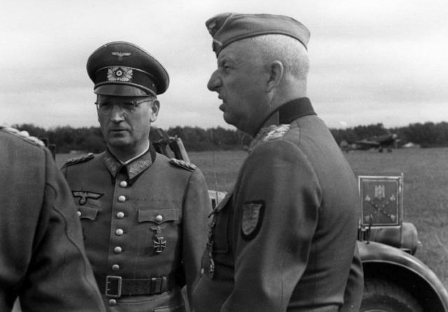 Manstein (right) with Generalmajor Hans Speidel on the Dnieper, September 1943. Photo: Bundesarchiv, Bild 101I-705-0262-06 / Mahla / CC-BY-SA 3.0.