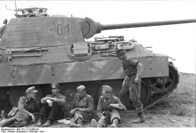 Willy Langkeit (2nd from left) with Panther tank and its crew, Russia. Photo: Bundesarchiv, Bild 101I-712-0498-34 / Scherer (Scheerer) / CC-BY-SA 3.0.