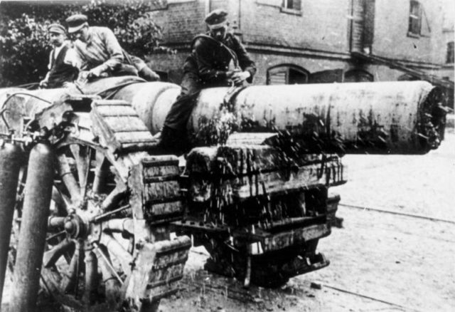 Decommissioning a heavy gun to comply with the treaty. Bundesarchiv – CC-BY SA 3.0