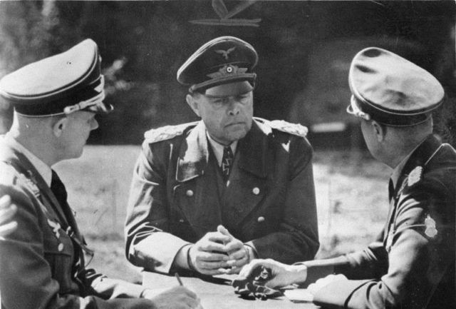 Albert Kesselring (center). Bundesarchiv – CC-BY SA 3.0