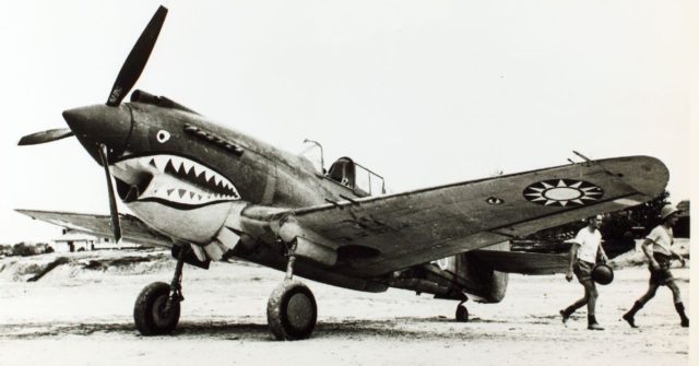 Peinture teinte historique. Curtiss_p-40c_model_h_81-a3-640x335