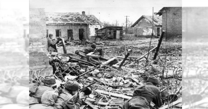 Russian Troops during heavy fighting in Stalingrad.
