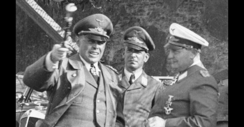 Kesselring (left), with his chief of staff, Wilhelm Speidel (centre), and Hermann Göring (right) – 1940. Bundesarchiv - CC BY-SA 