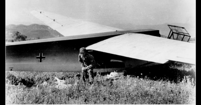 A Fallschirmjäger and a DFS 230 glider in Crete. Bundesarchiv - CC BY-SA 3.0