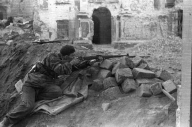 Soldier from Anna Company of Batallion Gustaw with a German Mauser Karabiner 98k;