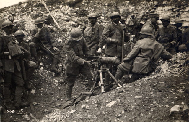 Italian troops with a captured Austrian machine gun