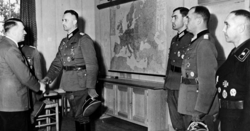 Adolf Hitler presenting Oak Leaves at a ceremony on 15 September 1943. Photo: Bundesarchiv, Bild 146-1993-136-11A / CC-BY-SA 3.0.