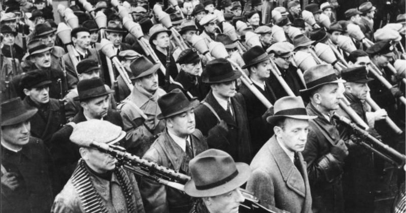 Volkssturm marching, November 1944. Photo: Bundesarchiv, Bild 146-1971-033-15 / CC-BY-SA 3.0.